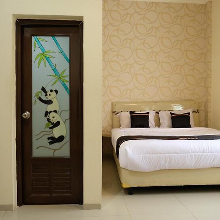 Oyo 1616 Hotel Central City 2 Tanjung Pandan Exterior foto