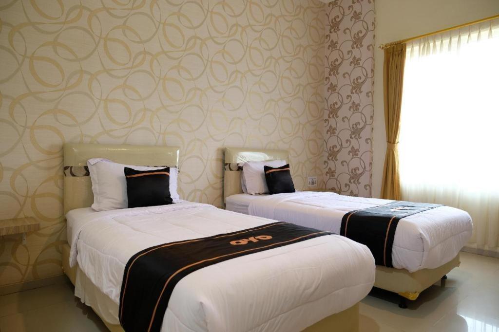 Oyo 1616 Hotel Central City 2 Tanjung Pandan Exterior foto