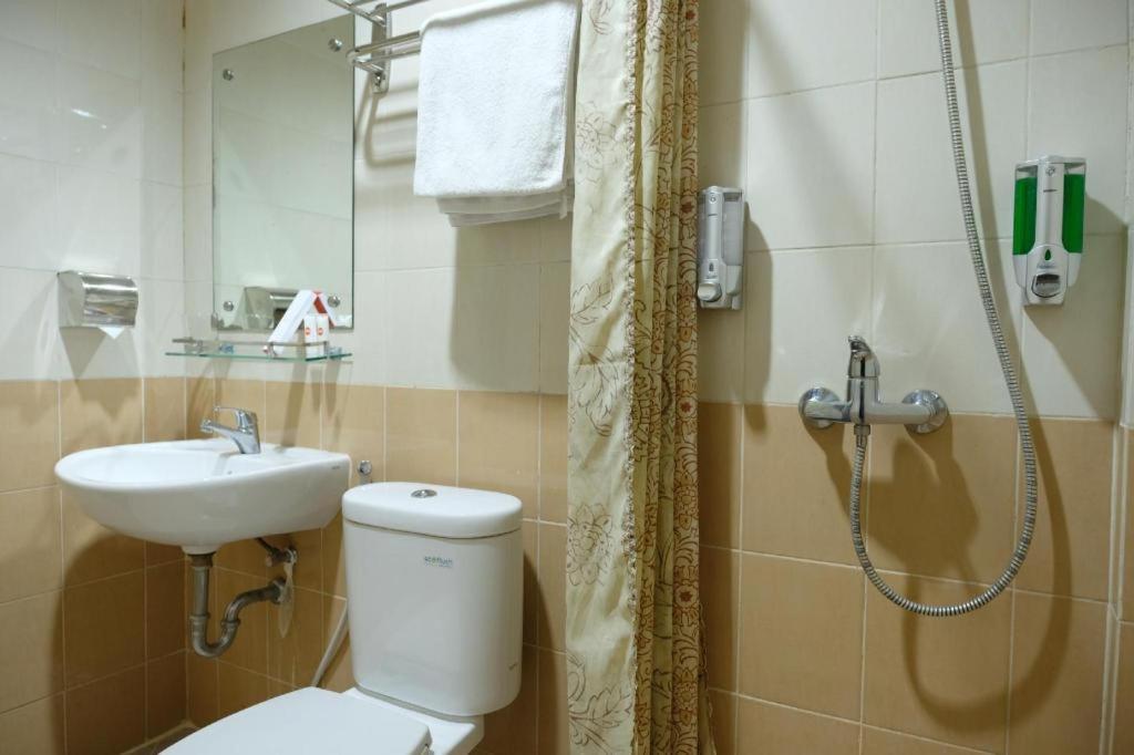 Oyo 1616 Hotel Central City 2 Tanjung Pandan Exterior foto
