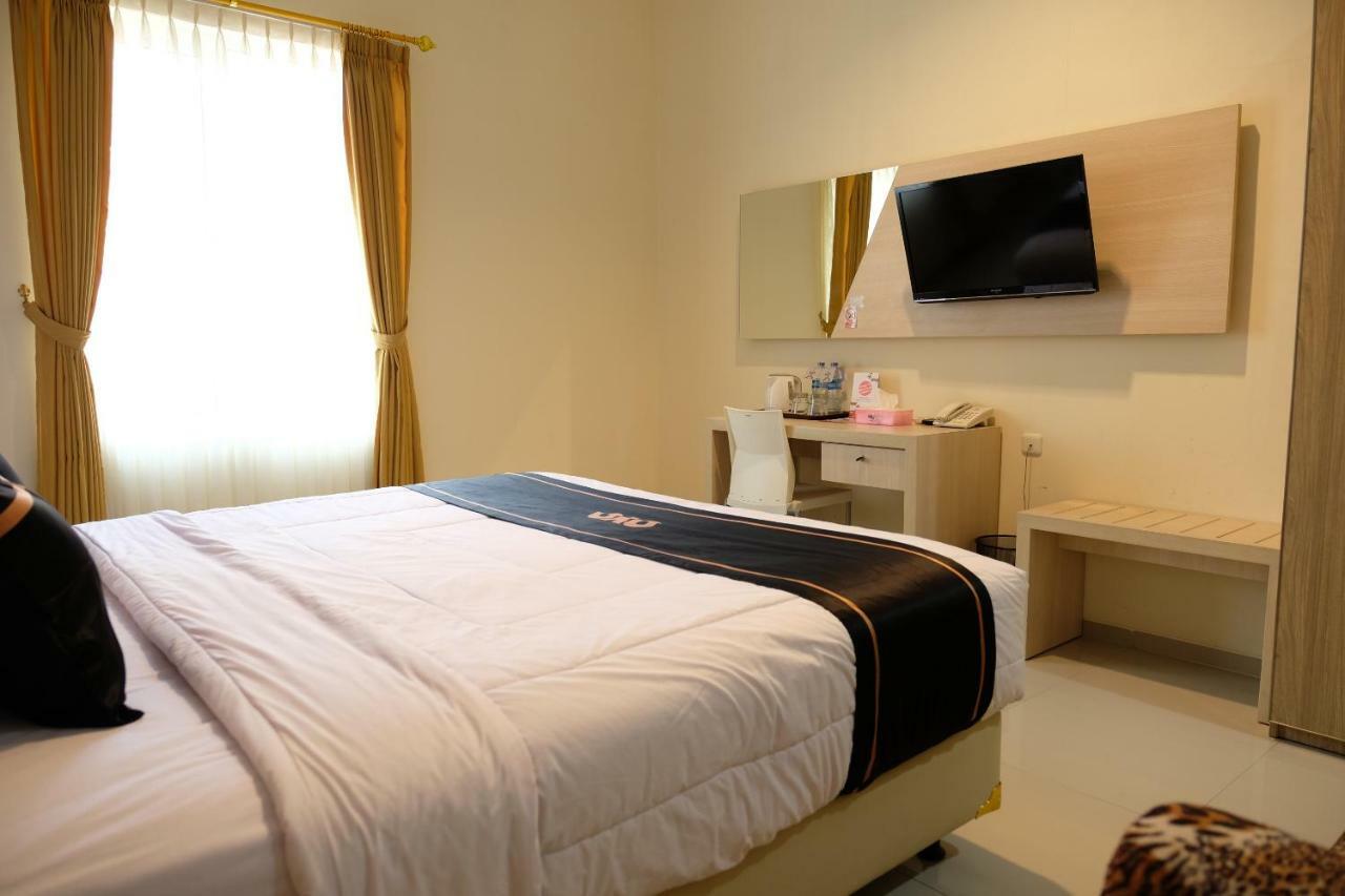 Oyo 1616 Hotel Central City 2 Tanjung Pandan Exterior foto