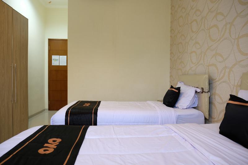 Oyo 1616 Hotel Central City 2 Tanjung Pandan Exterior foto
